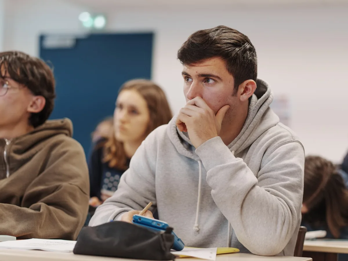 Séance de soutien scolaire en petit groupe au campus AURLOM de Boulogne.