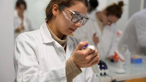 Étudiante en laboratoire