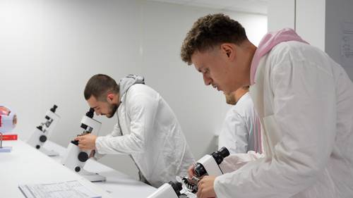 Étudiants en travaux pratiques