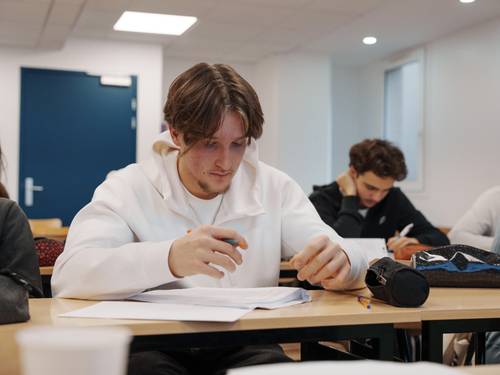 Étudiant en cours