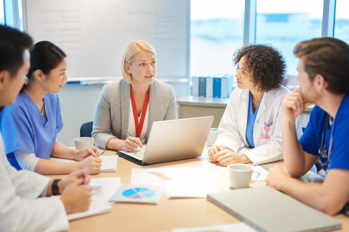 Équipe hospitalière en réunion de coordination des soins