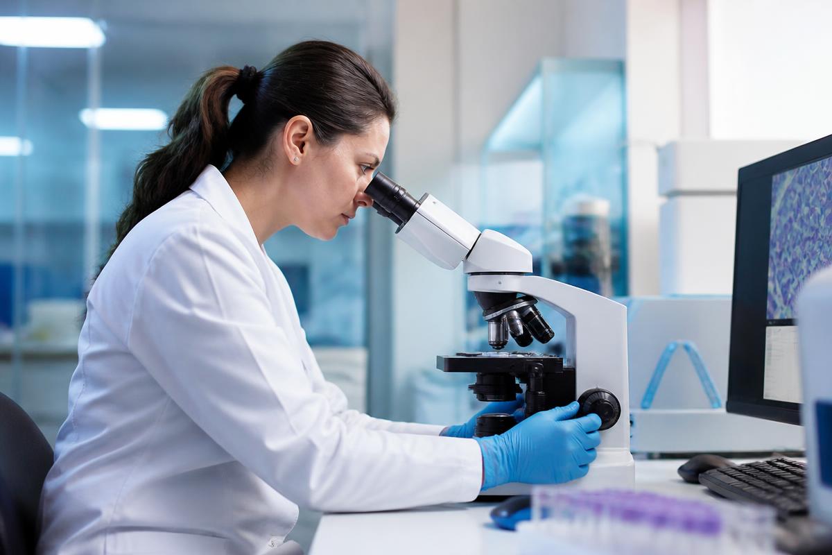 Technicienne de laboratoire d'analyses médicales au microscope