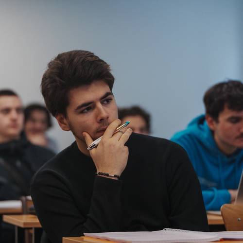 Étudiant en classe