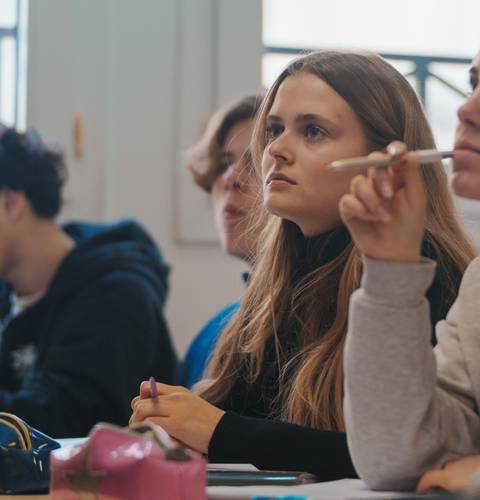 Étudiante attentive
