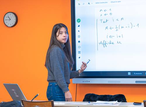 Étudiante au tableau