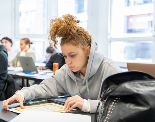 Étudiante concentrée