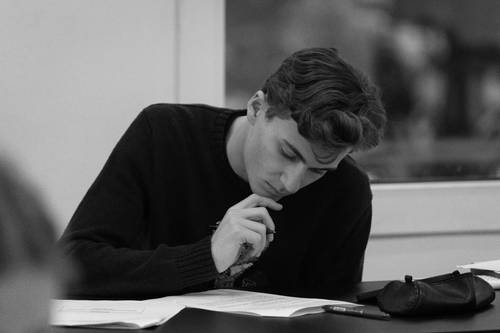Étudiant concentré