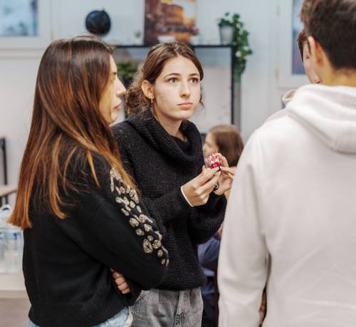Étudiantes en discussion