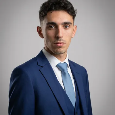 Portrait de Cyril Benbouriche, ancien étudiant Aurlom