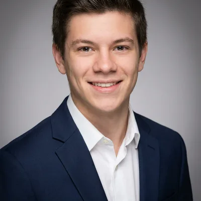 Portrait de Sacha Mery, ancien étudiant Aurlom